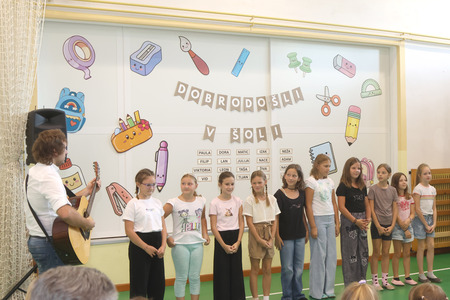 PRVI ŠOLSKI DAN BEGUNJE 02 FOTO LJUBO VUKELIČ
